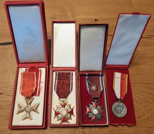 Zdjęcie oferty: Medale Odznaczenia PRL cena za komplet 