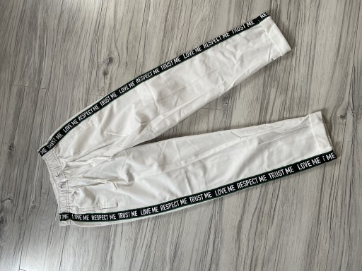 Zdjęcie oferty: Spodnie białe eleganckie Bershka z lampasami XS