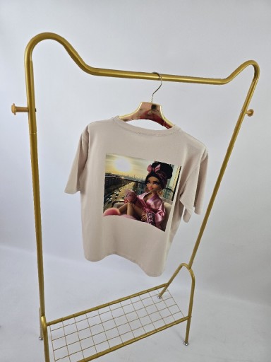 Zdjęcie oferty: T-shirt beżowy LALU z aplikacją lalki 