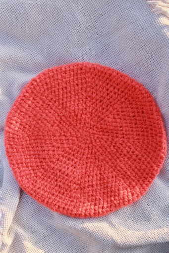 Zdjęcie oferty: Brzoskwiniowy beret handmade