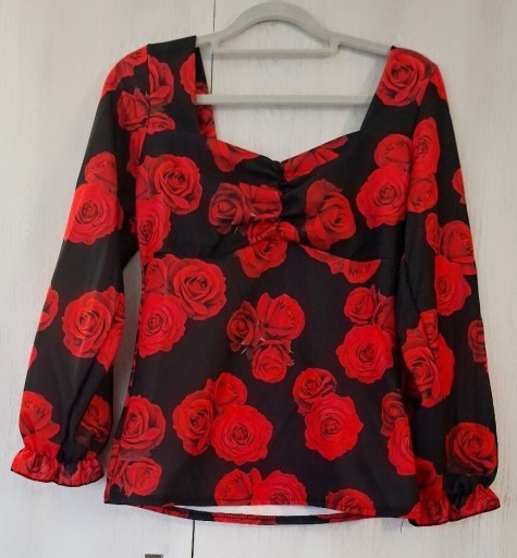 Zdjęcie oferty: Nowa elegancka bluzeczka czarna w czerwone róże r uni XS - M