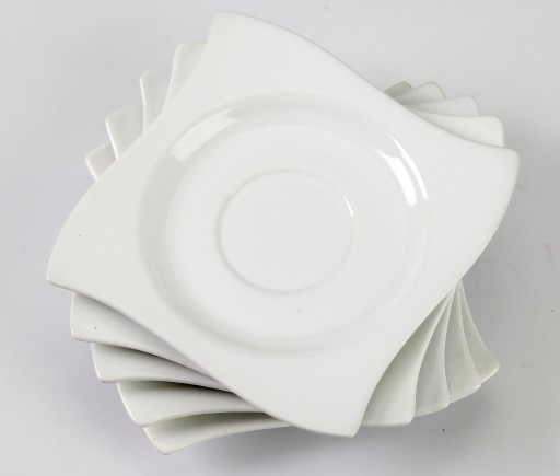 Zdjęcie oferty: białe porcelanowe podstawki pod filiżanki