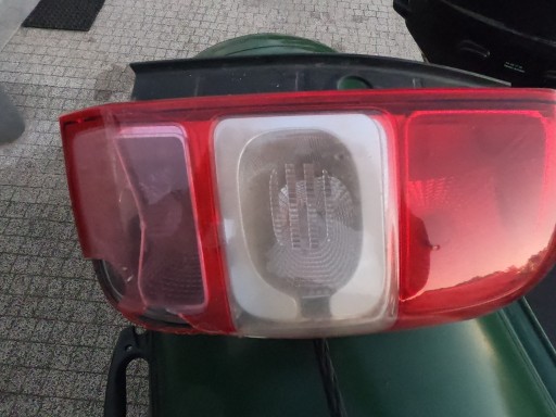 Zdjęcie oferty: Lampa tylna prawa duster 1 polift uszkodzona