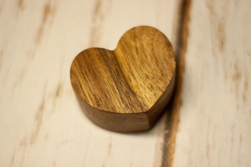 Zdjęcie oferty: Pudełko na pierścionek zaręczynowy serce orzech 