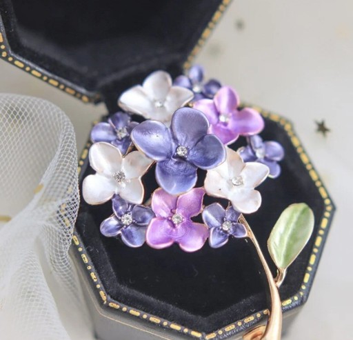 Zdjęcie oferty: Broszka kwiat bzu kolor lila fiolet perłowy z krys
