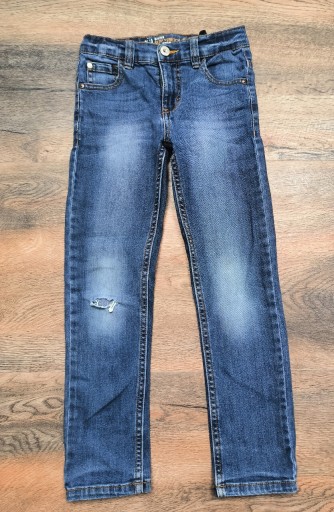 Zdjęcie oferty: Spodnie chłopięce Jeansy 122 rurki dziura modne