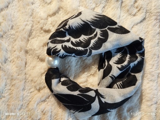 Zdjęcie oferty: Piękny szal z z zapięciem magnetycznym 