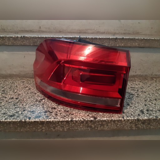 Zdjęcie oferty: Lampy tylne VW Touran 5T komplet stan idealny