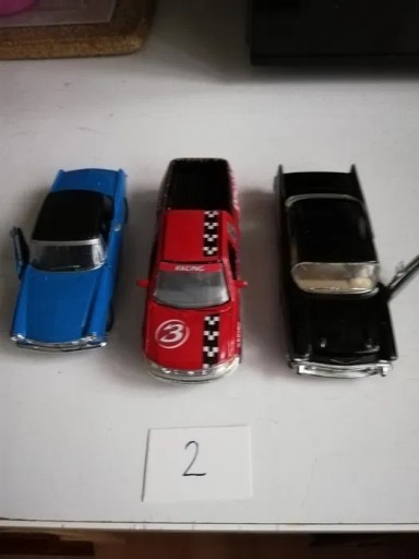 Zdjęcie oferty: Samochodziki różne 11 - 15 cm (3 szt)