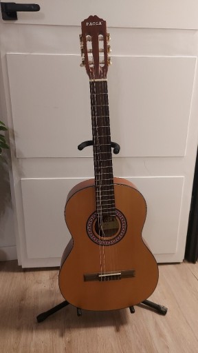 Zdjęcie oferty: GITARA PAOLA KLASYCZNA + FUTERAŁ + STOJAK + KSIĄŻK