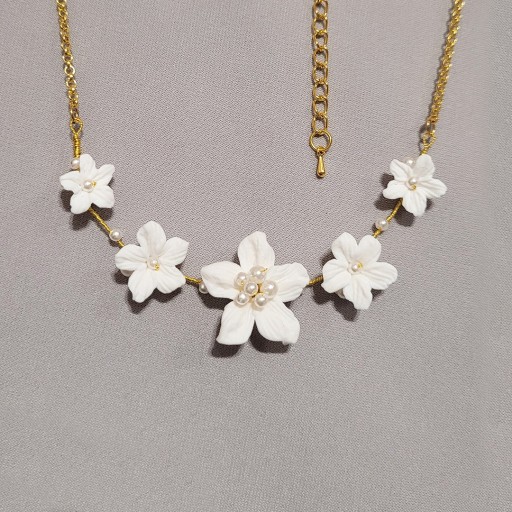 Zdjęcie oferty: Daniela – naszyjnik ślubny białe kwiaty perły