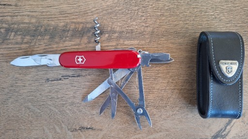 Zdjęcie oferty: SCYZORYK VICTORINOX + etui skórzane na pasek