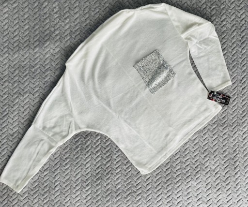 Zdjęcie oferty: Włoski sweterek z cekinową kieszonką biały Nowy