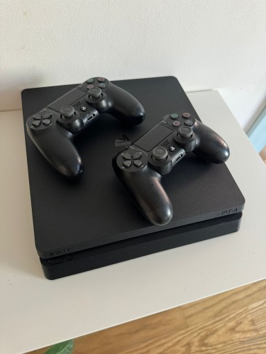 Zdjęcie oferty: Konsola PS 4 Slim 500 GB + 2 pady Playstation