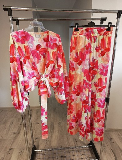 Zdjęcie oferty: Komplet zestaw vasari spodnie bluzka w kwiaty