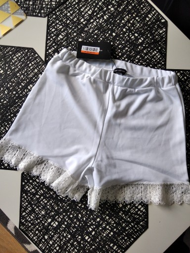 Zdjęcie oferty: Spodenki krótkie koronka PrettyLittleThing 42/44