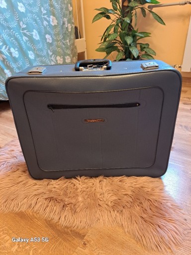 Zdjęcie oferty: Walizka retro  zapinana na klucz 