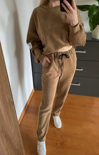 Zdjęcie oferty: Komplet dresowy z prążkowanego materiału 