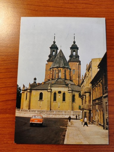 Zdjęcie oferty: Pocztówka Stare auta Duży Fiat Gniezno Katedra