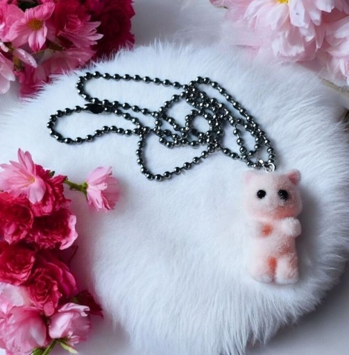 Zdjęcie oferty: Naszyjnik w kulki z zawieszką puchatego różowego kotka 