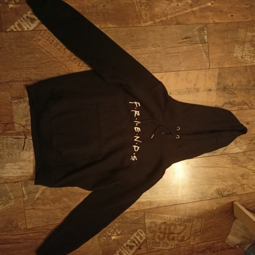 Zdjęcie oferty: Czarna bluza s logiem serialu "Friends"