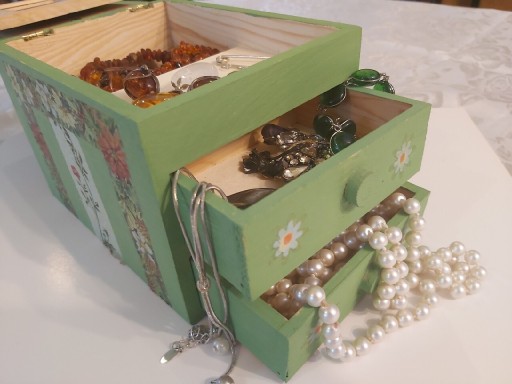Zdjęcie oferty: Pudełko drewniane na biżuterię ręcznie malowane