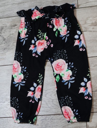 Zdjęcie oferty: Shein spodnie w kwiaty 74cm