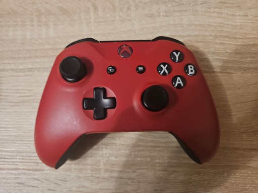 Zdjęcie oferty: Kontroler Xbox One czerwony z etui i adapterem Windows
