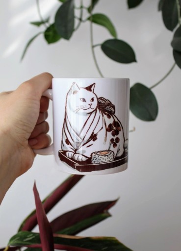 Zdjęcie oferty: Kubek Puszysty Kot w kimonie w kwiaty i sushi 330ml 