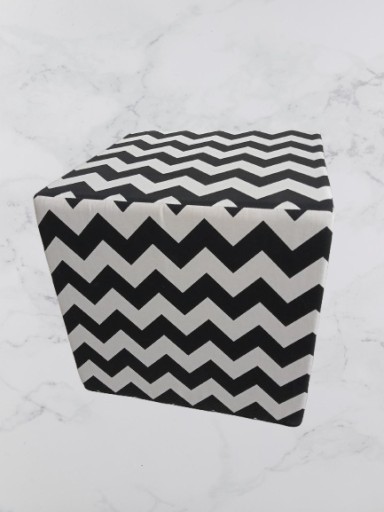 Zdjęcie oferty: PUFA KWADRATOWA DUŻA PODNÓŻEK PUF LEKKA PIANKA BIAŁA/CZARNA POKROWIEC