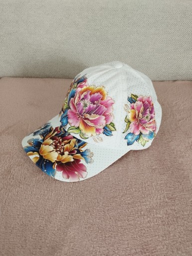 Zdjęcie oferty: Nowa biała czapka z daszkiem w kwiatki 