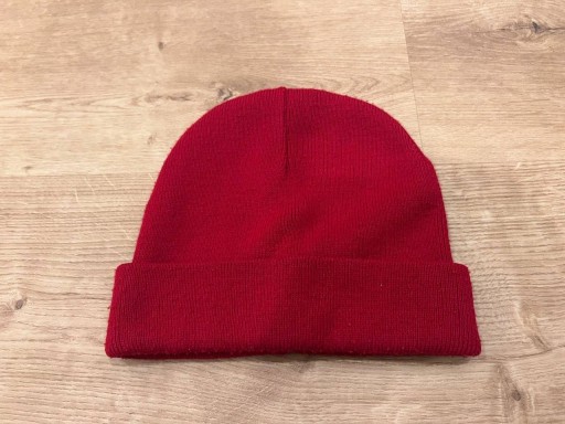 Zdjęcie oferty: Sprzedam prosta dzianinowa czapka czerwona