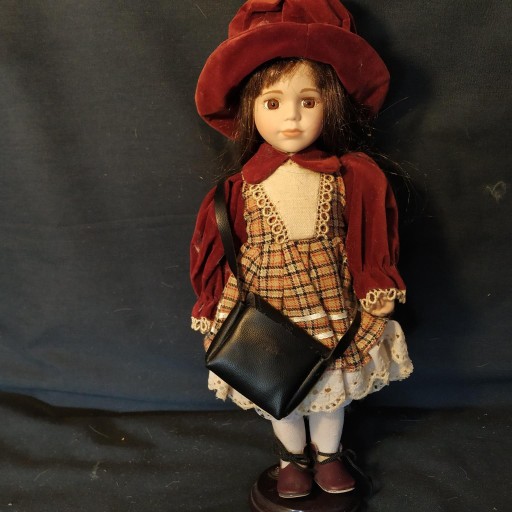 Zdjęcie oferty: Kolekcjonerska lalka porcelanowa na stojaku