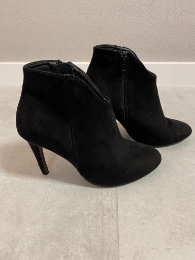 Zdjęcie oferty: Czarne zamszowe botki damskie na szpilce profilowane 38