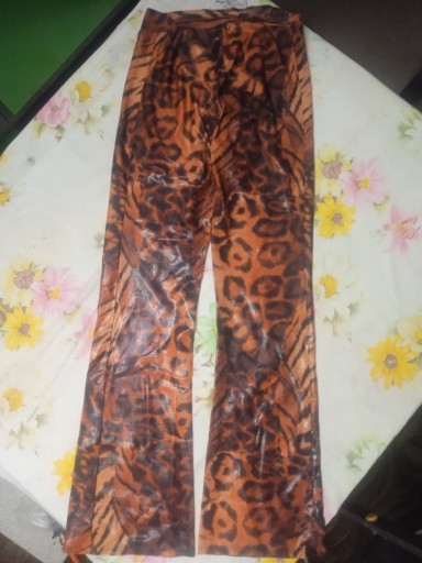 Zdjęcie oferty: NOWE Przepiękne spodnie, zwierzęcy wzór, połyskujące, rozm. 36
