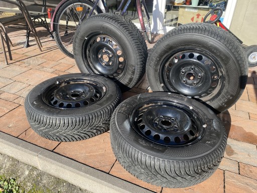 Zdjęcie oferty: Felgi stalowe 195/65 R15 z oponami zimowymi Golf 5