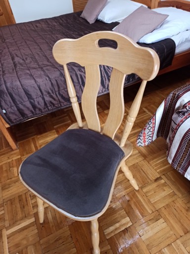 Zdjęcie oferty: Cztery krzesła drewniane