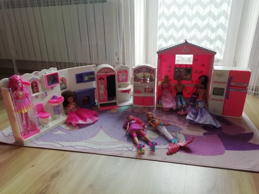 Zdjęcie oferty: Domek dla lalek Barbie & 8 lalek &mata muzyczna
