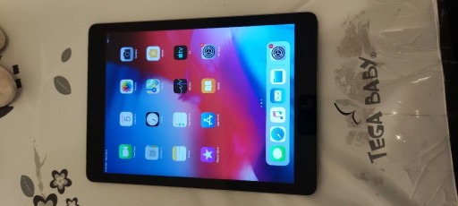 Zdjęcie oferty: Tablet iPad Air 32gb bardzo ładny  LTE bateria 90%
