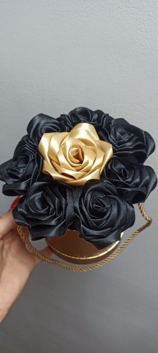 Zdjęcie oferty: Flower box róże ze wstążki 