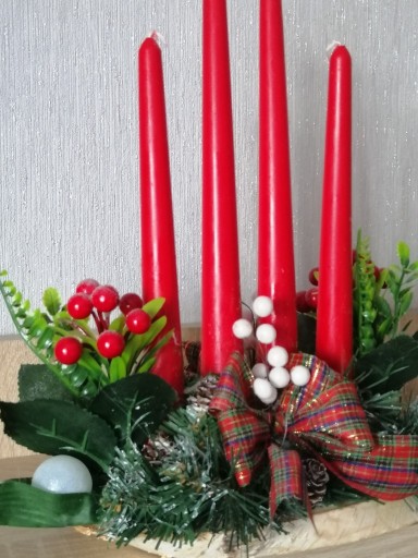 Zdjęcie oferty: Adwentnik świąteczny dekoracja  dwustronna z czerwonymi świecami. 