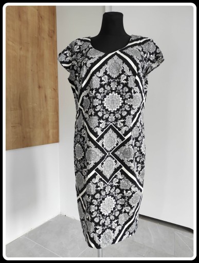 Zdjęcie oferty: Czarno biała sukienka 44 XXL z zamkiem na plecach
