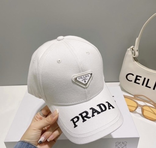 Zdjęcie oferty: Biała czapka firmy Prada