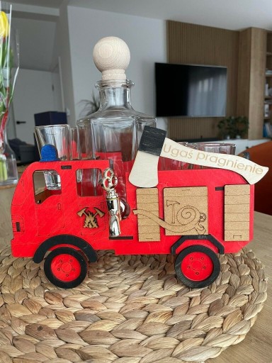 Zdjęcie oferty: Drewniany barek karafka wóz strażacki prezent