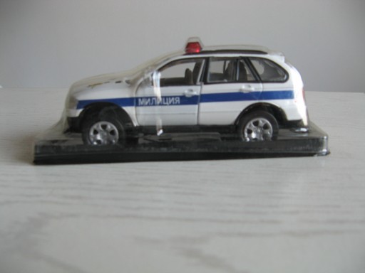 Zdjęcie oferty: Samochód policyjny BMW X5, 1:43/Nowy