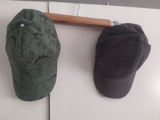 Zdjęcie oferty: ZESTAW 2 x czapka z daszkiem H&M dinozaury 4-8 lat