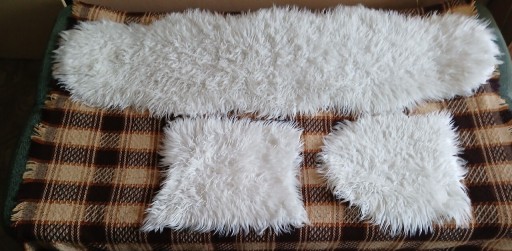 Zdjęcie oferty: BIAŁE DYWANIKI TYPU FLOKATI ZE SZTUCZNEGO FUTRA SKÓRA OWCZA MIĘKKI 