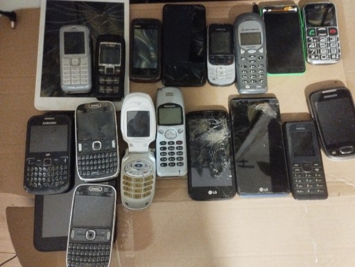 Zdjęcie oferty: 17 telefonow nokie redmi itp dwa tablety czesc sie wlacza 
