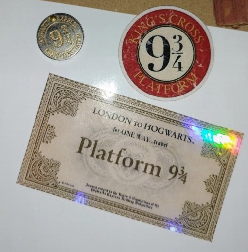 Zdjęcie oferty: 2cm Harry Potter 9 i 3/4 magnes + 2 naklejki