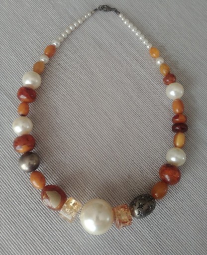 Zdjęcie oferty: Naszyjnik z bursztynami i szklanymi perłami